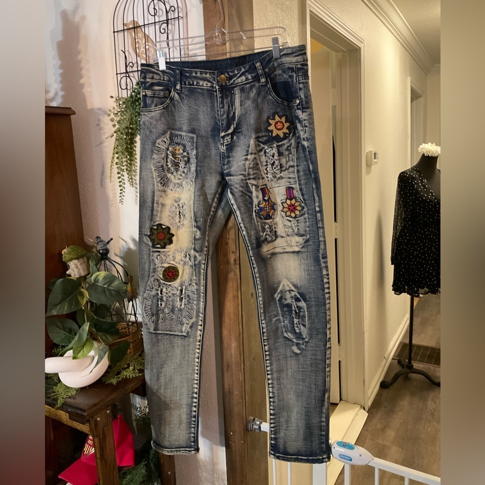 SO Stylish Distressed Blue Jeans with Embroidered Patches 30 length.